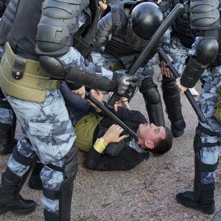 Les manifestations non-autorisées à Moscou font face à un arsenal policier développé [AP Photo/Keystone - Alexander Zemlianichenko]