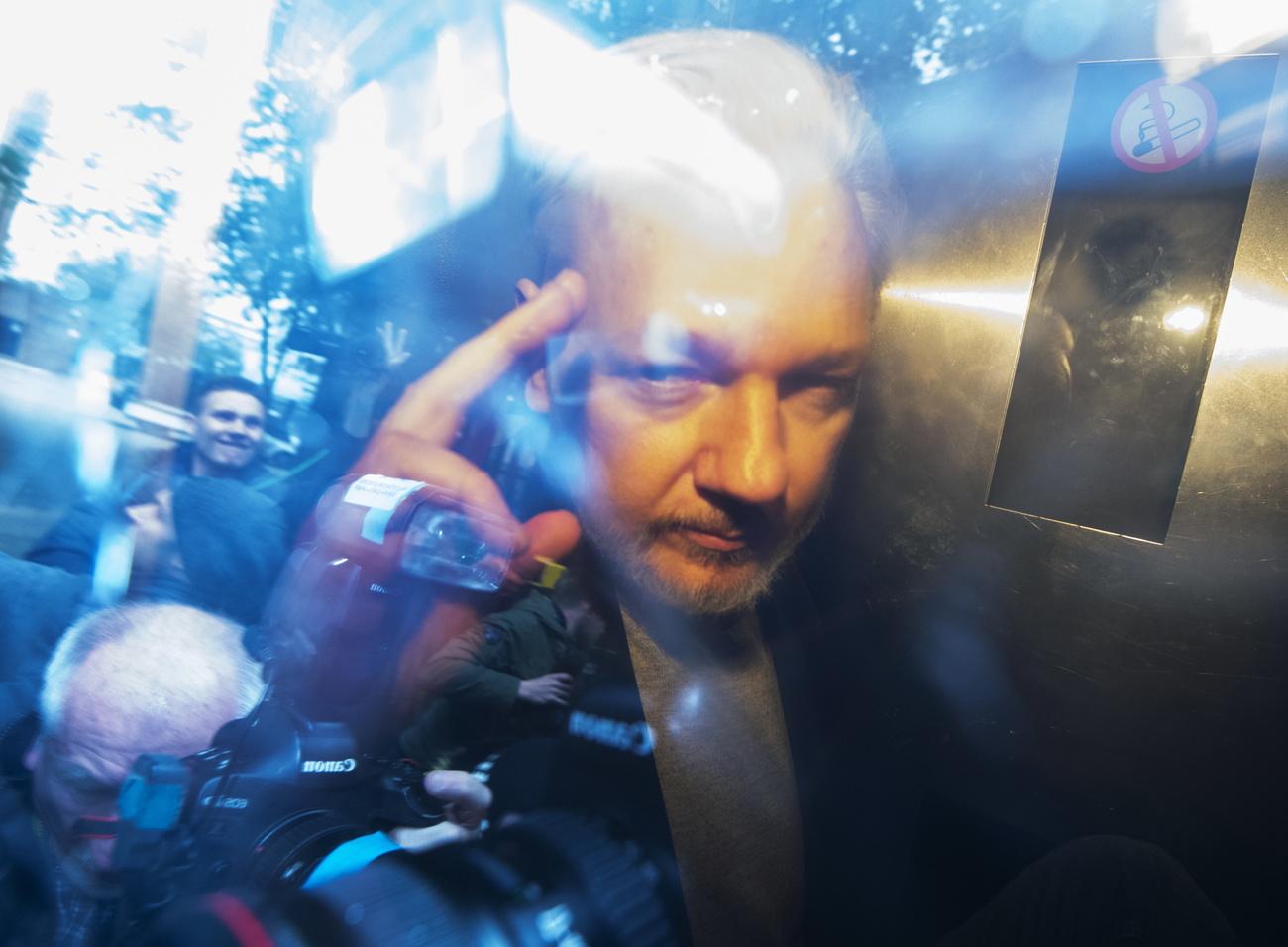 Julian Assange, le cofondateur de WikiLeaks, dans un véhicule carcéral, à Londres, le 1er mai 2019. [Keystone - Facundon Arrizabalaga]