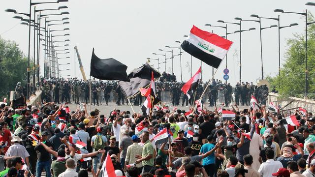 Des manifestants dans le centre de Bagdad. [Keystone - EPA/Ahmed Jalili]