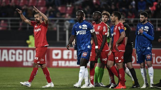 Le capitaine amiénois Prince Gouano (bleu) a été visé par des "fans" de Dijon. [Jeff Pachoud]