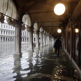 Une marée haute historique enregistrée cette nuit à Venise. [AP Photo/ Keystone - Luca Bruno]