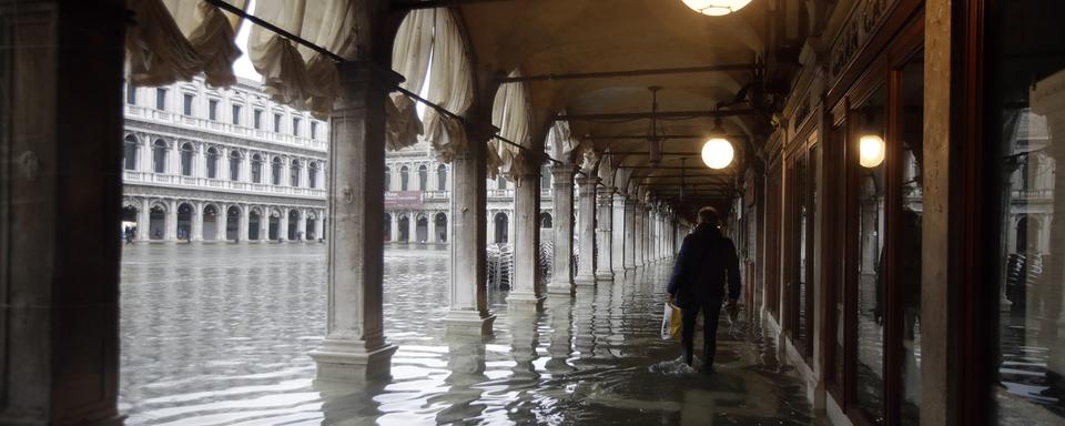 Une marée haute historique enregistrée cette nuit à Venise. [AP Photo/ Keystone - Luca Bruno]