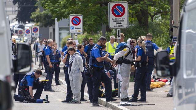 L'intervention de la police bâloise le 8 juillet dernier lors de l'évacuation de la manifestation devant l'UBS. [Keystone - Georgios Kefalas]