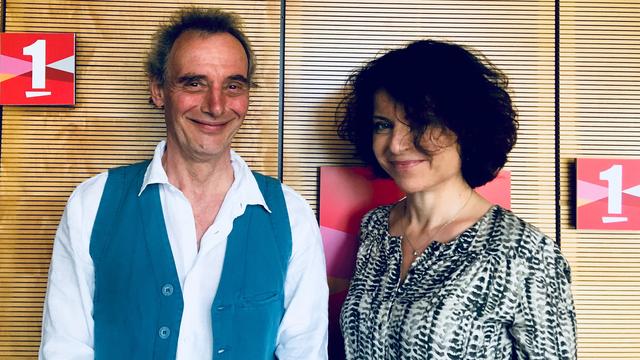 Alain Nitchaeff, comédien, chansonnier vaudois patron de L'Esprit Frappeur, rencontre Nine Simon, responsable de la programmation au Salon du livre. [RTS - Victoria Turrian]