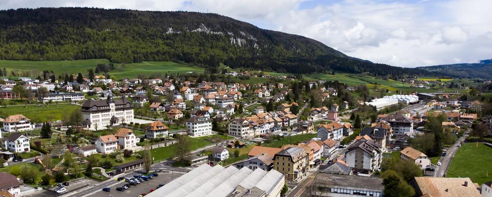 Une vue aérienne de Reconvilier, dans le Jura bernois. [Keystone - Laurent Darbellay]