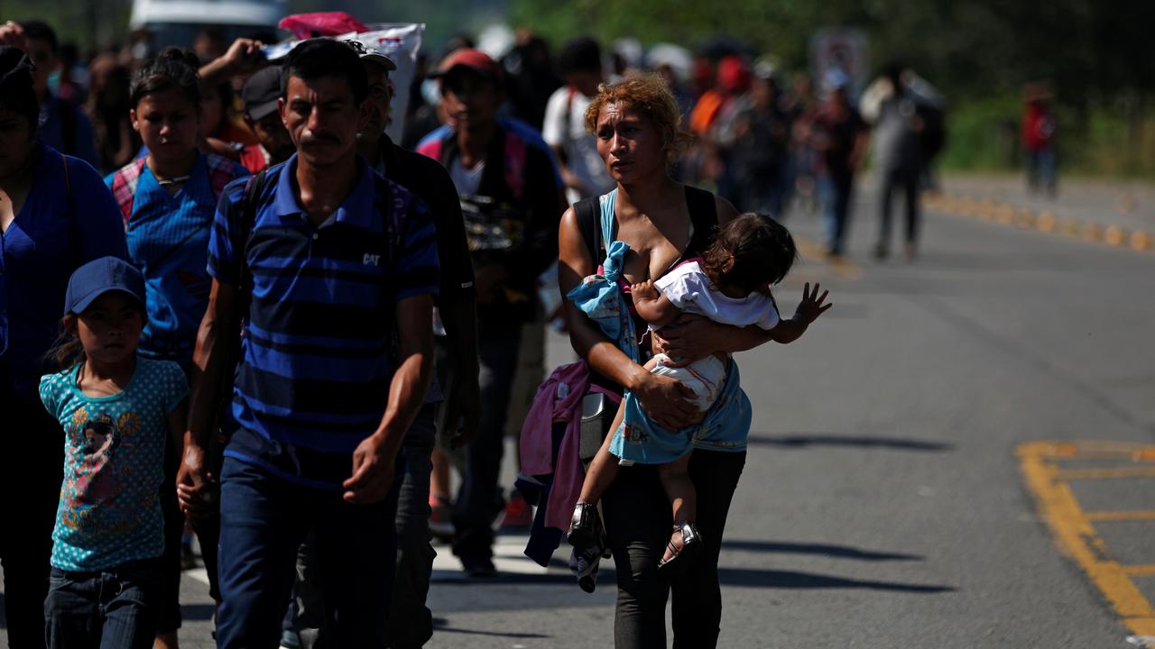 Une caravane de migrants honduriens en route vers les Etats-Unis longe une route mexicaine. [Jose Cabezas]