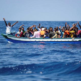 Une photo de migrants se faisant secourir en mer Méditerranée. [EPA/Keystone - Doctors Without Border]