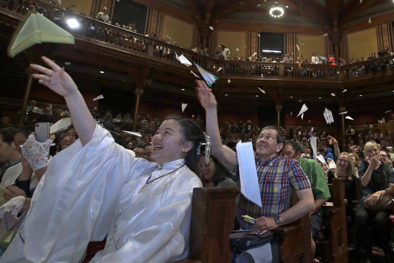 Le public lance des avions en papier durant la 29e cérémonie de remise des prix Ig Nobel 2019. Harvard University, le 12 septembre 2019. [Keystone/AP Photo - Elise Amendola]