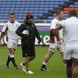 Le coach anglais Eddie Jones à l'entrainement avec son équipe. [AP Photo/Keystone - Aaron Favila]