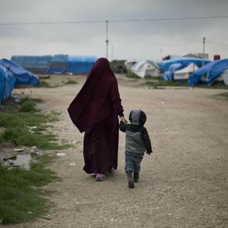 Les enfants et les femmes de djihadistes sont aux mains des forces démocratiques syriennes dans le camp de Roj. [AP-Keystone - Maya Alleruzzo]