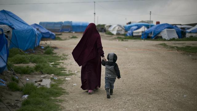 Les enfants et les femmes de djihadistes sont aux mains des forces démocratiques syriennes dans le camp de Roj. [AP-Keystone - Maya Alleruzzo]