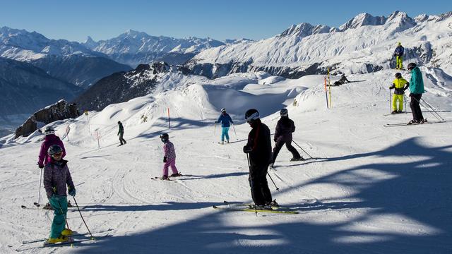 Des skieurs sur le domaine skiable du glacier d'Aletsch. [Keystone - Jean-Christophe Bott]