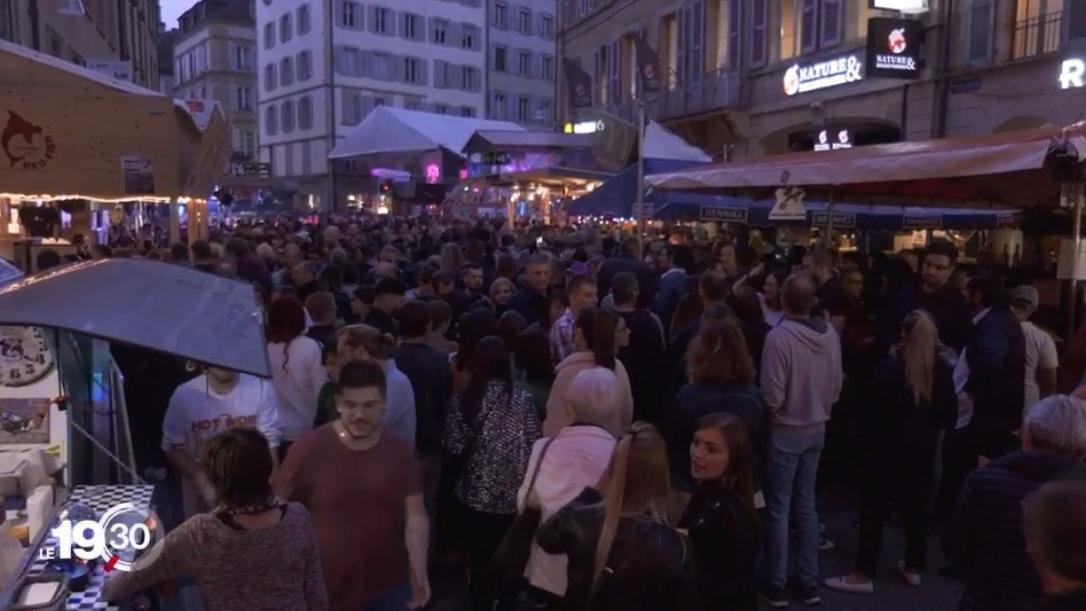 La Fête des Vendanges a attiré la foule à Neuchâtel. [RTS]