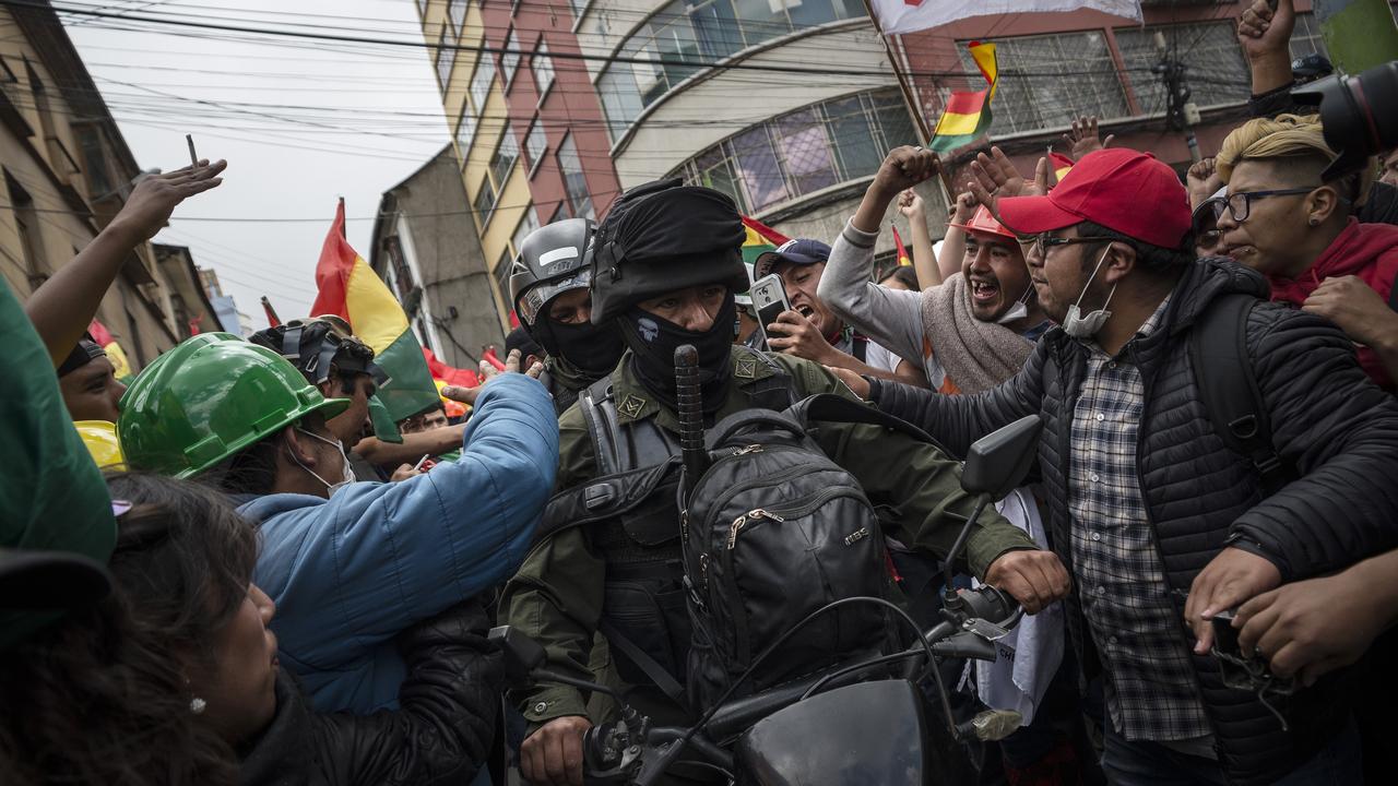 Des manifestants anti-Morales laissent passer des policiers au milieu de leur cortège, ce 9 novembre 2019 à La Paz. [Anadolu Agency - Marcelo Perez Del Carpio]