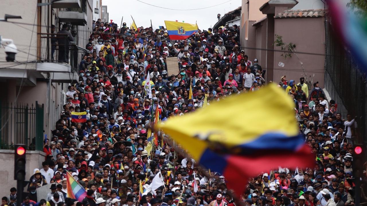 Des dizaines de milliers de manifestants se sont rassemblés dans les rues de Quito pour protester contre la politique économique du président équatorien Lenin Moreno. [Keystone/AP Photo - Carlos Noriega]