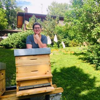 Marie-Hélène Imfeld, ambulancière à Genève et apicultrice amateur. Elle a décidé de faire de ses 800 mètres carrés de jardin à Saint-Cergues, un paradis pour ses abeilles! [RTS - Lucile Solari]