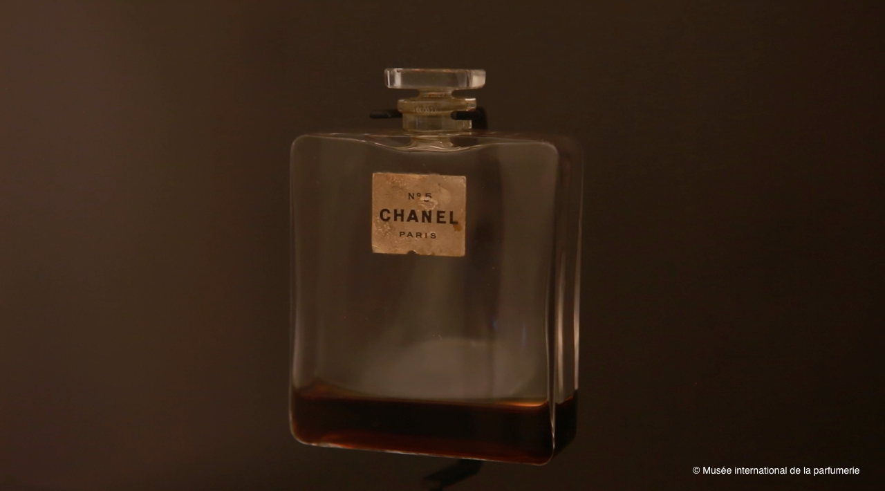 Le Chanel N°5 et son flacon [Musée international de la parfumerie]