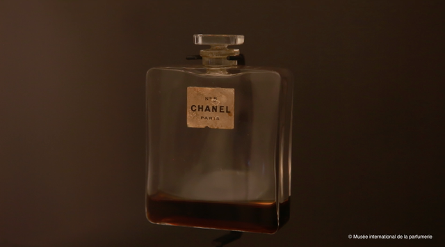 Le Chanel N°5 et son flacon [Musée international de la parfumerie]