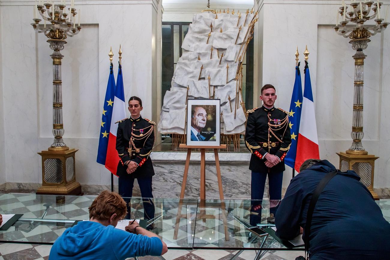 Le livre de condoléances devant le portrait de Jacques Chirac à l'Elysée à Paris. [afp - Christophe Petit Tesson]