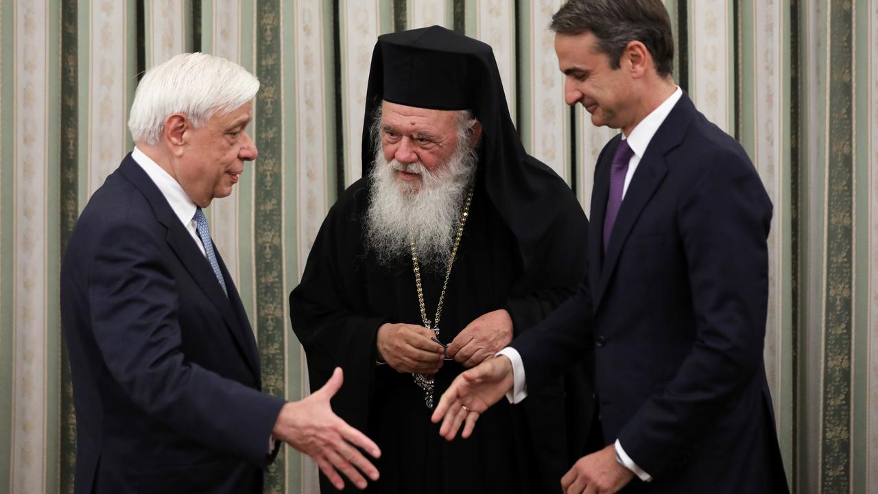 Le premier ministre grec Kyriakos Mitsotakis (à droite) salue le président Prokopis Pavlopoulos, en présence de l'archevêque Hiéronyme II. Athènes, le 8 juillet 2019. [Reuters - Alkis Konstantinidis]