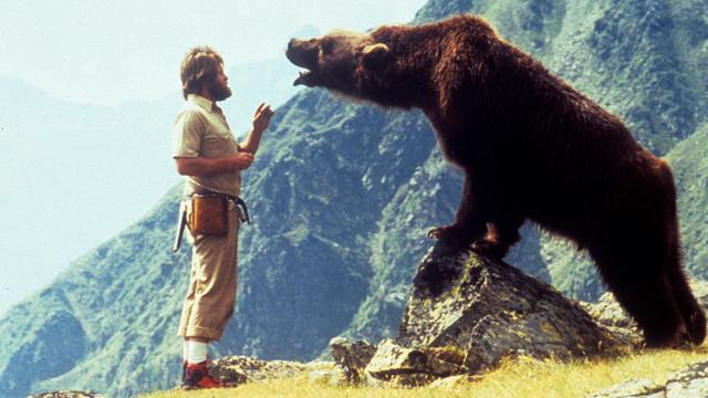 Une scène du film "L'Ours" de Jean-Jacques Annaud, 1988. [AFP - Renn Productions]