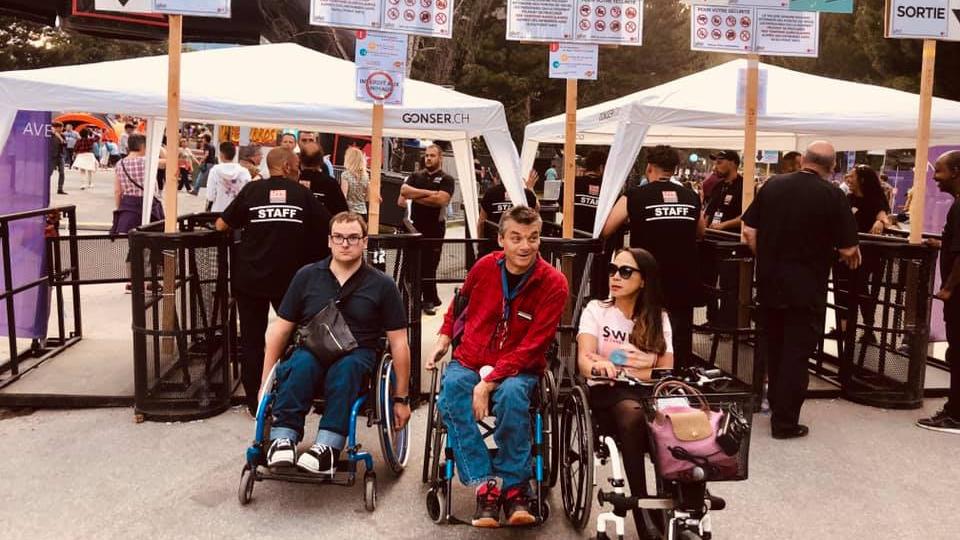 Des personnes handicapées ont protesté devant l'entrée de "Sion sous les étoiles" [Image postée sur Facebook - Valérie Friedli]