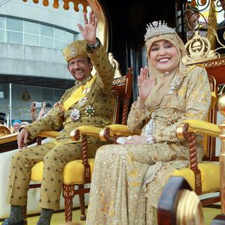 Le sultan du Brunei avec son épouse. [EPA/Keystone - Brunei Prime Ministers Office]