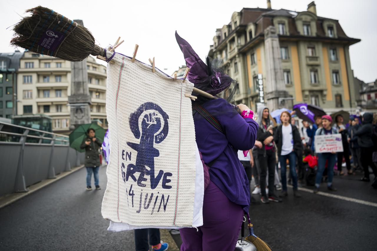 Des femmes prennent le petit déjeuner sur le pont Bessières lors de la Grève nationale des femmes ce vendredi 14 juin 2019 a Lausanne. [Keystone - Jean-Christophe Bott]