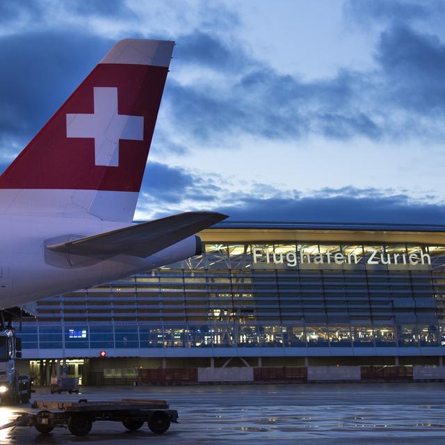 Un avion de la compagnie Swiss sur le tarmac de l'aéroport de Zurich-Kloten. [Keystone - Gaetan Bally]