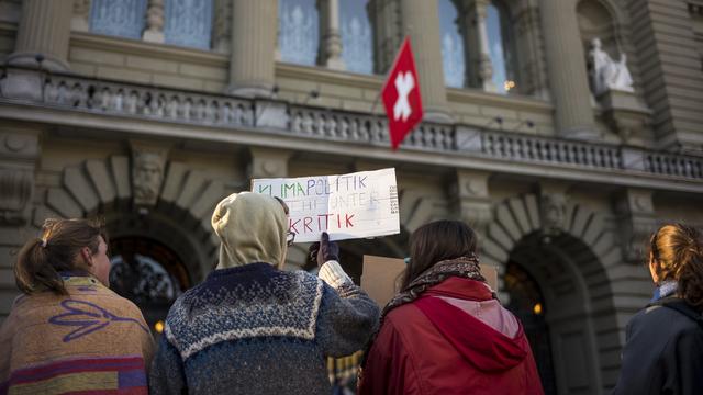 Des activistes pour le climat manifestent devant le Palais fédéral le 5 mars 2019. [Keystone - Alessandro della Valle]