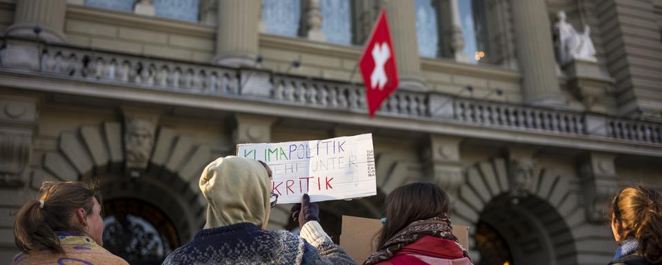 Des activistes pour le climat manifestent devant le Palais fédéral le 5 mars 2019. [Keystone - Alessandro della Valle]