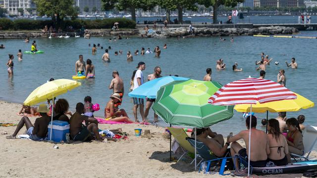 Des baigneurs dans le Léman à Genève. [Keystone - Martial Trezzini]