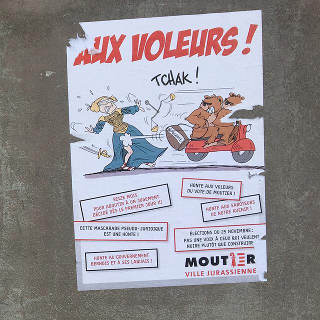 Une affiche dénonçant l'annulation du vote de Moutier sur son transfert dans le canton du Jura. [RTS - Isabelle Fiaux]