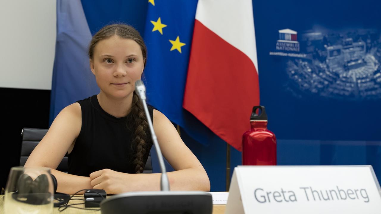 Greta Thunberg le 23.07.2019 devant l'Assemblée nationale française à Paris. [EPA/Keystone - Ian Langsdon]