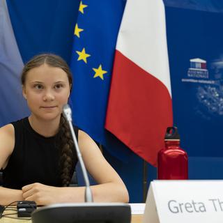 Greta Thunberg le 23.07.2019 devant l'Assemblée nationale française à Paris. [EPA/Keystone - Ian Langsdon]