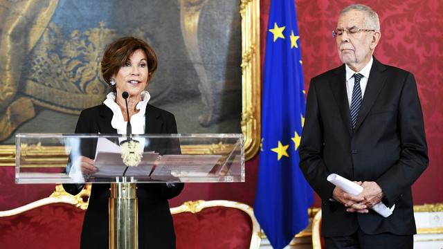 Brigitte Bierlein (à gauche), présidente de la court constitutionnelle autrichienne, a été nommée Chancelière ad intérim par Alexander van der Bellen (à droite), le président fédéral de la République d'Autriche. [Keystone/epa - Christian Bruna]