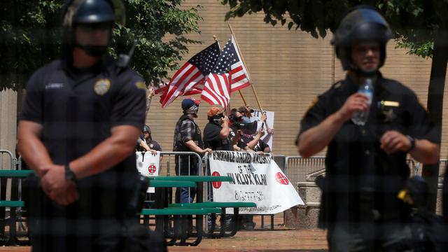 Des membres du groupe nationaliste blanc du Ku Klux Klan manifestent à Dayton, Ohio, le 25 mai 2019. [Reuters - Jim Urquhart]