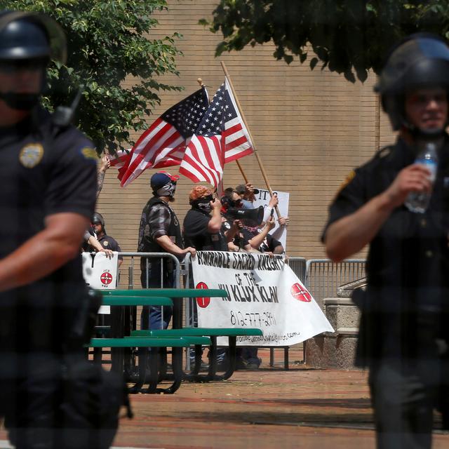 Des membres du groupe nationaliste blanc du Ku Klux Klan manifestent à Dayton, Ohio, le 25 mai 2019. [Reuters - Jim Urquhart]