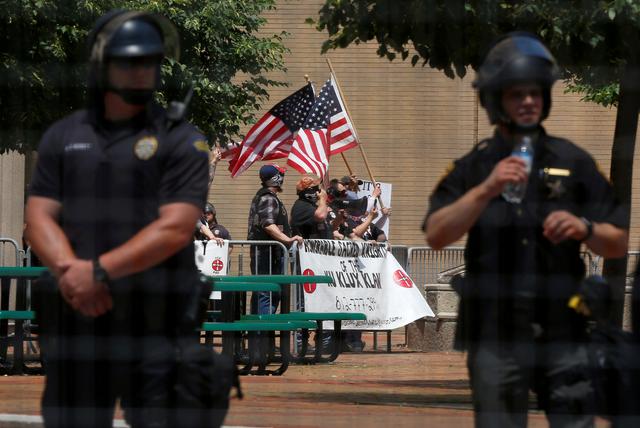 Des membres du groupe nationaliste blanc du Ku Klux Klan manifestent à Dayton, Ohio, le 25 mai 2019. [Reuters - Jim Urquhart]