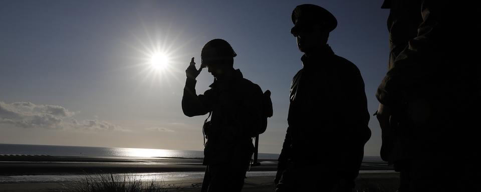 Des passionnés d'Histoire se sont habillés comme des soldats de la Seconde Guerre mondiale pour les 75e commémorations du Débarquement en Normandie. [Keystone/epa - Sébastien Nogier]