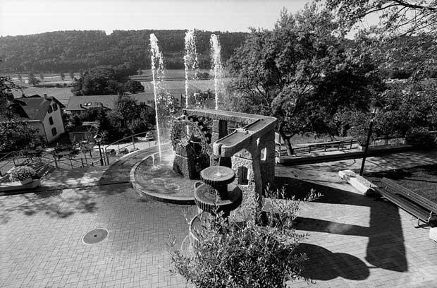 Fontaine à roue hydraulique à Perles (BE) de Peter Travaglini. [petertravaglini.ch - Heini Stucki]