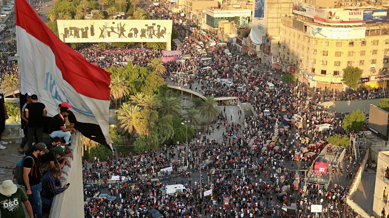 Les protestataires veulent désormais camper sur la place Tahrir de Bagdad pour faire tomber le gouvernement. [AP/Keystone - Hadi Mizban]