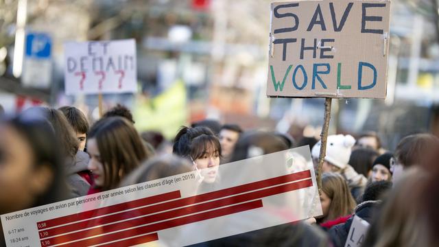 Des jeunes à la manifestation pour le climat à Lausanne vendredi 18 janvier. [Keystone - Valentin Flauraud]