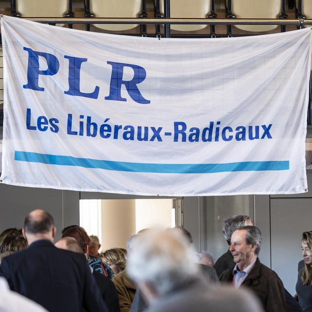 Le drapeau du PLR lors de l'Assemblée général du PLR neuchâtelois. [Keystone - Adrien Perritaz]