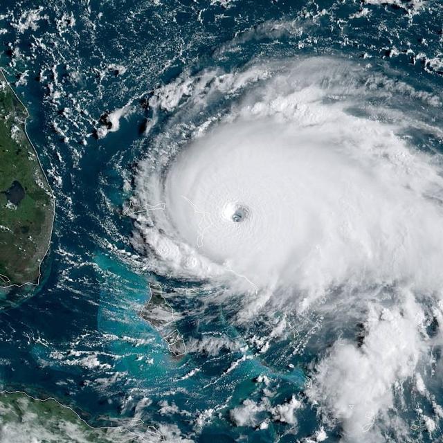 Le mur de l'œil de Dorian – ouragan de catégorie 5 – est en train d'atteindre les îles Abaco, aux Bahamas. 1er septembre 2019. [National Hurricane Center - NOAA NWS]