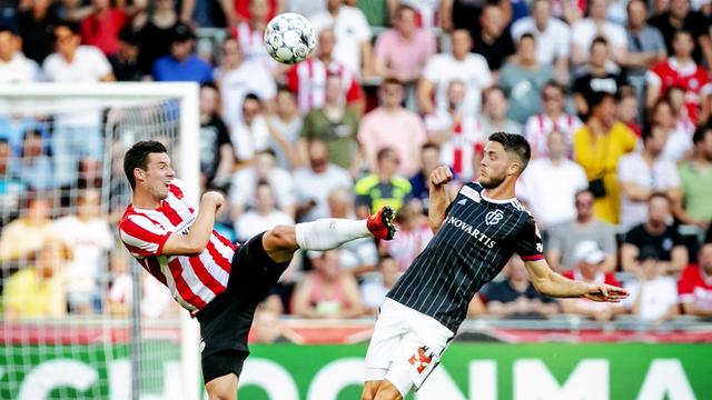 Le Bâlois van Wolfswinkel à la lutte avec le Néerlandais Viergever. [EPA - ROBIN VAN LONKHUIJSEN]