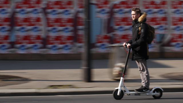 Un jeune en trottinette électrique à Paris. [AP/Keystone - Francois Mori]