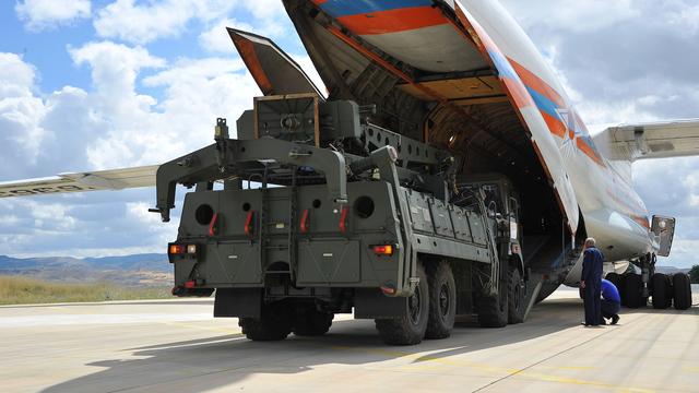 La Turquie a pris livraison vendredi 12 juillet d'une première cargaison de missiles russes S-400 sur un aéroport près d'Ankara.