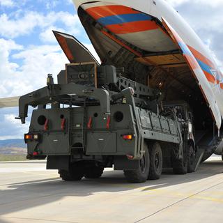 La Turquie a pris livraison vendredi 12 juillet d'une première cargaison de missiles russes S-400 sur un aéroport près d'Ankara.