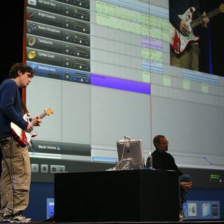 John Mayer et Steve Jobs lors de la présentation du logiciel GarageBand, en 2004. [AFP - John G. MABANGLO]